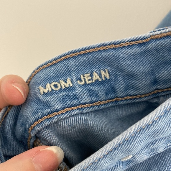 American Eagle Mom Jeans Denim Oversized Pockets Women’s Size 4 Light Wash Blue - Picture 5 of 8